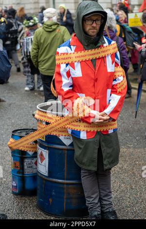 Un activiste portant une veste Union Jack attachée à des tambours à l'extérieur du département des affaires et du commerce lors de l'extinction « The Big One » Rebellion event Londres. Banque D'Images