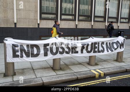 La bannière de protestation « End Fossil Fuels Now » à côté de la route à Londres pendant le week-end de la rébellion d'extinction « The Big One ». Avril 2023, Royaume-Uni. Banque D'Images