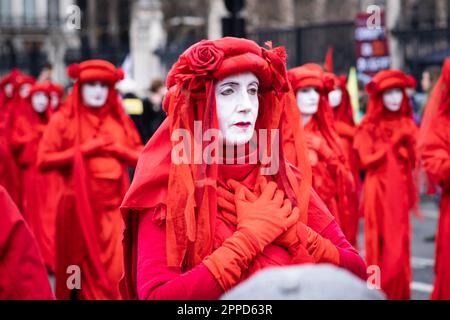 La Brigade de la rébellion rouge, les activistes de performance défilent devant les chambres du Parlement/Westminster dans le cadre de la manifestation de la rébellion d'extinction « The Big One » avril. Banque D'Images