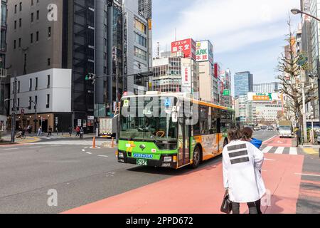 Tokyo bus Shinjuku 2023 avril, transport public bus à un étage dans le quartier Shinjuku, Japon, Asie Banque D'Images