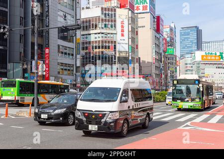 Japon véhicule de police Tokyo, avril 2023, ville de Shinjuku et route principale avec transport de bus et de police de tokyo, Japon, Asie Banque D'Images