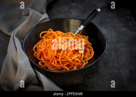 Studio de prise d'un bol de linguine végétalienne avec sauce paprika aux amandes Banque D'Images