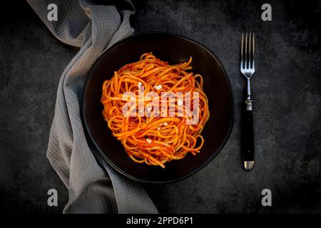 Studio de prise d'un bol de linguine végétalienne avec sauce paprika aux amandes Banque D'Images