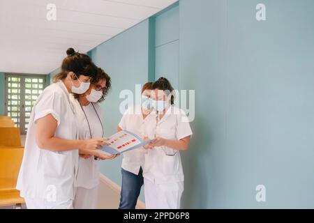 Les médecins discutant du rapport médical se trouvant dans le couloir de l'hôpital Banque D'Images