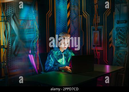 Gamer jouant à des jeux vidéo sur un ordinateur portable au bureau Banque D'Images