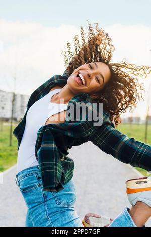 Jeune femme joyeuse sautant et s'amusant Banque D'Images