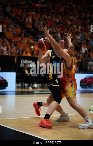 Valence, Espagne. 23rd avril 2023. Maria Eraunzetamurgil Ayestaran de Movistar Estudiantes (L) et Elena Buenavida de Valencia basket (R) en action pendant les quarts de finale de Liga Endesa le 23 avril 2023 au Pavillon Fuente de San Luis (Valence, disputez les quarts de finale de Liga Endesa le 23 avril 2023). Panier Valence 77:35 Movistar Estudiantes (photo de Vicente Vidal Fernandez/Sipa USA) crédit: SIPA USA/Alay Live News Banque D'Images