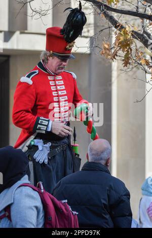 Toronto, ON, Canada – 17 novembre 2019 : les gens participent à la parade du Père Noël de Toronto au centre-ville Banque D'Images