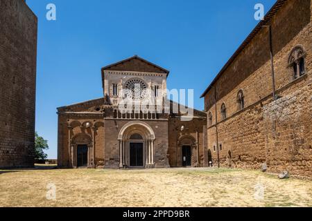 Italie, Latium, Tuscania, façade de l'église San Pietro Banque D'Images