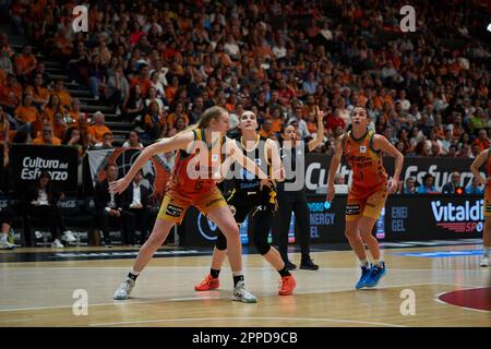 Valence, Espagne. 23rd avril 2023. Lauren Cox de Valencia basket (L), Maria Eraunzetamurgil Ayestaran de Movistar Estudiantes (C) et Queralt Casas de Valencia basket (R) en action pendant les quarts de finale de la Ligue Endesa le 23 avril 2023 au Pavillon Fuente de San Luis (Valence, jouer les quarts de finale de la Ligue Endesa, 23 avril 2023). Panier Valence 77:35 Movistar Estudiantes (photo de Vicente Vidal Fernandez/Sipa USA) crédit: SIPA USA/Alay Live News Banque D'Images