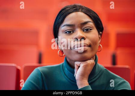 Young woman with hand on chin Banque D'Images