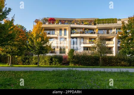 Allemagne, Bavière, Munich, balcons d'un immeuble moderne Banque D'Images