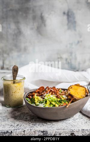 Bol de salade avec pois chiches rôtis, carottes et pommes de terre rôties sur brochette Banque D'Images