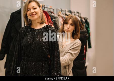 Femme souriante avec un ami magasiner dans le magasin Banque D'Images