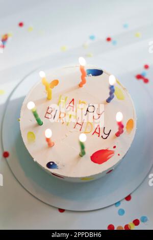 Gâteau d'anniversaire avec bougies allumées sur la table Banque D'Images