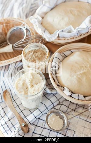 Pâte à pain et ingrédients reposant dans le panier sur la table Banque D'Images