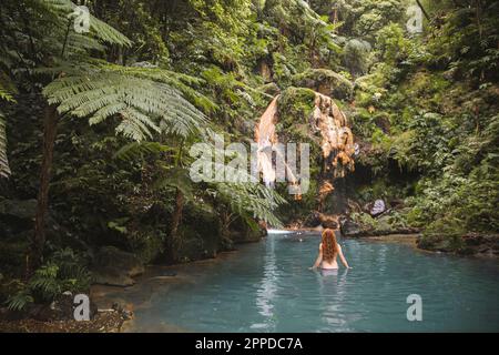 REDHEAD jeune femme nageant dans le lac Banque D'Images
