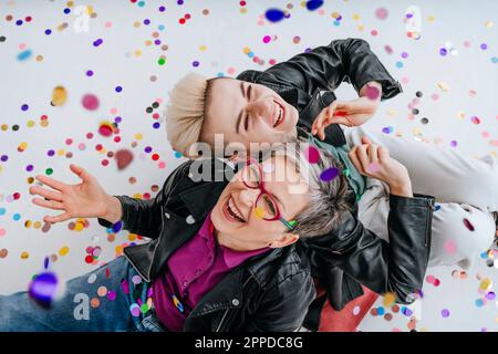 Bonne mère et fille s'amuser avec des confettis Banque D'Images