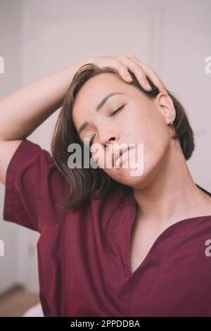 Thérapeute avec les yeux fermés tête de massage Banque D'Images