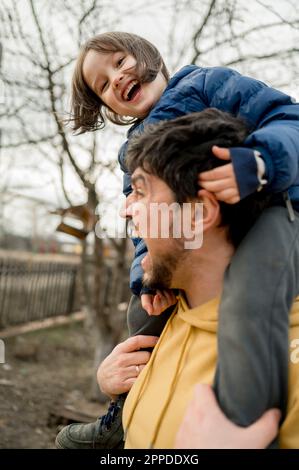 Un fils heureux qui s'amuse avec son père Banque D'Images