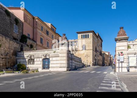 Italie, Latium, Tarquinia, porte de la ville en face du musée national de Tarquinia Banque D'Images