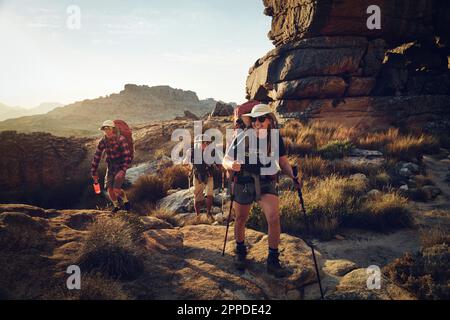 Bonne femme randonnée avec des amis sur la montagne de Cederberg Banque D'Images
