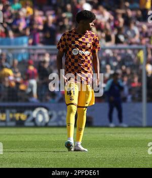 Sabadell, Barcelone, Espagne. 23rd avril 2023. Barcelone Espagne 23.04.2023 Lamine Yamal (FC Barcelone) regarde pendant la Liga Santander entre le FC Barcelone et l'Atletico Madrid au Camp Nou le 23 avril 2023 à Barcelone. (Credit image: © Xavi Urgeles/ZUMA Press Wire) USAGE ÉDITORIAL SEULEMENT! Non destiné À un usage commercial ! Banque D'Images