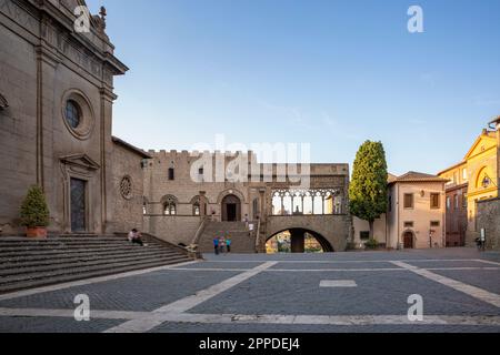 Italie, Latium, Viterbo, Piazza San Lorenzo et Palazzo dei Papi Banque D'Images