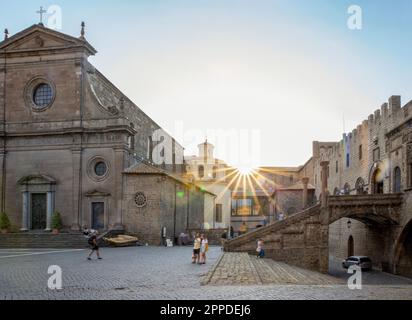 Italie, Latium, Viterbo, Piazza San Lorenzo et Palazzo dei Papi au coucher du soleil Banque D'Images