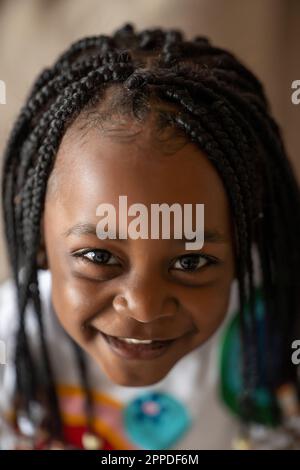 Une jolie fille souriante avec des cheveux tressés Banque D'Images