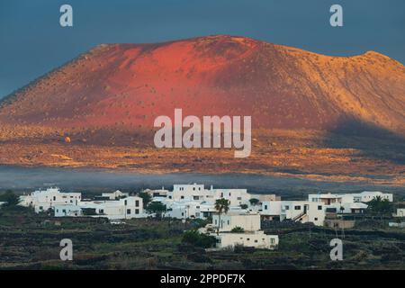 Espagne, îles Canaries, Masdache, maisons de village en face de Caldera Colorada Banque D'Images