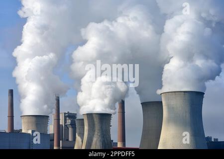 Allemagne, Rhénanie-du-Nord Westphalie, Neurath, tours de refroidissement libérant des nuages de vapeur d'eau Banque D'Images