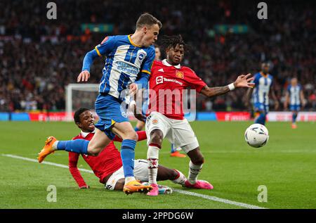 Londres, Royaume-Uni. 23rd avril 2023. Tyrell Malacia de Manchester United (à gauche), Solly March de Brighton et Hove Albion (au centre) et Fred de Manchester United (à droite) se battent pour le ballon lors du match de la FA Cup au stade Wembley, à Londres. Crédit photo à lire: Kieran Cleeves/Sportimage crédit: Sportimage Ltd/Alay Live News Banque D'Images