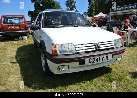 Une Peugeot 205 GTI de 1990 stationnée au 47th Historic Vehicle Gathering, Powderham, Devon, Angleterre, Royaume-Uni. Banque D'Images