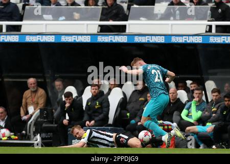 Newcastle, Royaume-Uni. 23rd avril 2023Tottenham Dejan Kulusevski de Hotspur affronte Dan Burn de Newcastle United lors du match de la Premier League entre Newcastle United et Tottenham Hotspur à St. James's Park, Newcastle, le dimanche 23rd avril 2023. (Photo : Mark Fletcher | ACTUALITÉS MI) Credit: MI News & Sport /Alamy Live News Banque D'Images