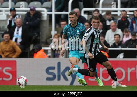 Newcastle, Royaume-Uni. 23rd avril 2023Tottenham Ivan Perisic de Hotspur en action avec Kieran Trippier de Newcastle United lors du match de la Premier League entre Newcastle United et Tottenham Hotspur à St. James's Park, Newcastle, le dimanche 23rd avril 2023. (Photo : Mark Fletcher | ACTUALITÉS MI) Credit: MI News & Sport /Alamy Live News Banque D'Images