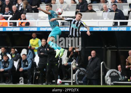 Newcastle, Royaume-Uni. 23rd avril 2023Tottenham Ivan Perisic d'Hotspur lance un match de tête avec Kieran Trippier de Newcastle United lors du match de la Premier League entre Newcastle United et Tottenham Hotspur à St. James's Park, Newcastle, le dimanche 23rd avril 2023. (Photo : Mark Fletcher | ACTUALITÉS MI) Credit: MI News & Sport /Alamy Live News Banque D'Images