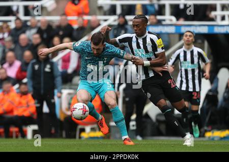 Newcastle, Royaume-Uni. 23rd avril 2023Tottenham Pierre-Emile Hojbjerg de Hotspur bataille pour possession avec Joe Willock de Newcastle United lors du match de la Premier League entre Newcastle United et Tottenham Hotspur à St. James's Park, Newcastle, le dimanche 23rd avril 2023. (Photo : Mark Fletcher | ACTUALITÉS MI) Credit: MI News & Sport /Alamy Live News Banque D'Images