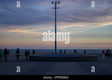 Necochea, Buenos Aires, Argentine. 19 janvier 2021. Point de vue central de la mer, avec silhouettes de personnes regardant l'océan Banque D'Images