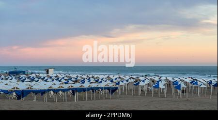 Necochea, Buenos Aires, Argentine. 19 janvier 2021. Vue sur l'océan avec de nombreux gazebo et parasols pour les vacanciers, heure bleue Banque D'Images