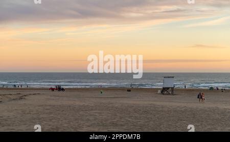 Necochea, Buenos Aires, Argentine. 19 janvier 2021. Vue sur un magnifique coucher de soleil sur la côte Banque D'Images