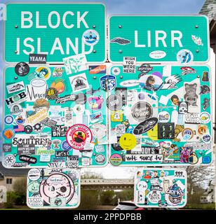 Panneaux de signalisation routière couverts par des autocollants à Montauk, NY Banque D'Images