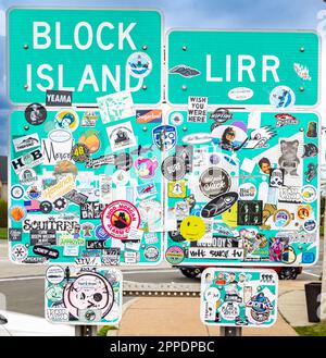 Panneaux de signalisation routière couverts par des autocollants à Montauk, NY Banque D'Images