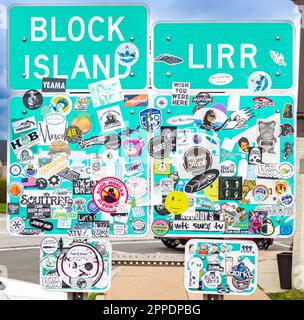 Panneaux de signalisation routière couverts par des autocollants à Montauk, NY Banque D'Images