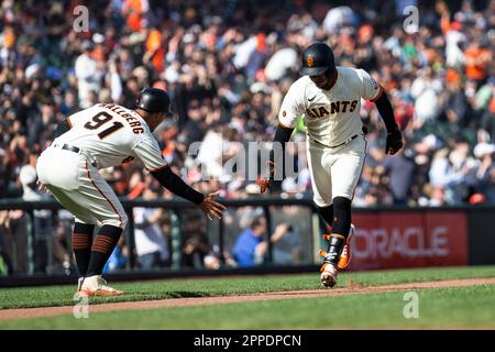 San Francisco, Californie, États-Unis. 23 avril 2023 San Francisco CA, États-Unis Le second baseman de San Francisco, Thairo Estrada (39), a fait une course à domicile en bas de la seconde main de la gifle avec le troisième entraîneur de base, Mark Hallberg (91), lors du match MLB entre les mets de New York et les Giants de San Francisco à Oracle Park San Francisco Calif. Thurman James/CSM(Credit image: © Thurman James/Cal Sport Media) Credit: CAL Sport Media/Alay Live News Banque D'Images