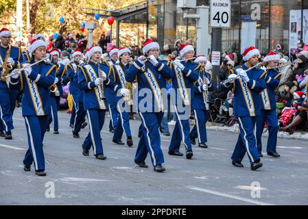 Toronto, ON, Canada – 17 novembre 2019 : les musiciens de l'orchestre participent à la parade du Père Noël de Toronto au centre-ville Banque D'Images