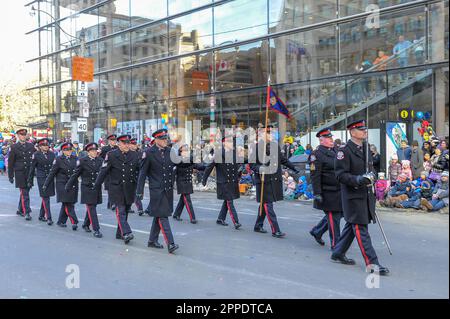 Toronto, ON, Canada – 17 novembre 2019 : la police de Toronto participe à la parade du Père Noël de Toronto au centre-ville Banque D'Images