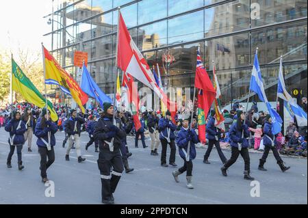 Toronto, ON, Canada – 17 novembre 2019 : la police de Toronto participe à la parade du Père Noël de Toronto au centre-ville Banque D'Images