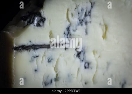 Photo d'une macro prise d'une tranche de fromage bleu français ou d'un fromage bleu. Le fromage bleu est un fromage semi-doux au goût salé et aiguisé. Il est fait avec Banque D'Images