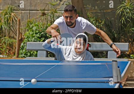 Beyrouth, Liban. 23rd avril 2023. Les participants jouent au tennis de table pour célébrer la Journée mondiale du tennis de table à Beyrouth, au Liban, sur 23 avril 2023. Credit: Bilal Jawich/Xinhua/Alay Live News Banque D'Images